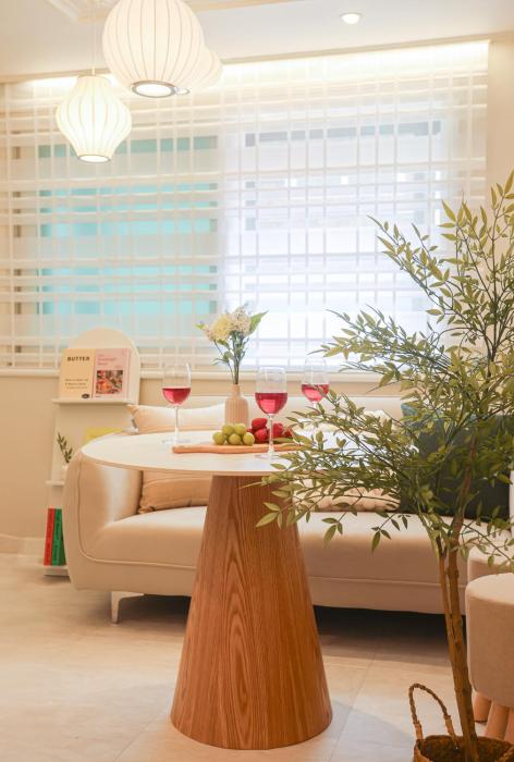 홍대ㆍ공항철도 STAY h #올리모델링#홍대입구역 도보9분#연트럴파크3분#짐보관# 6인#무료주차#호텔침구#명동경복궁동대문 인근#무료와이파이#세탁건조기#교통최고#free Netflix