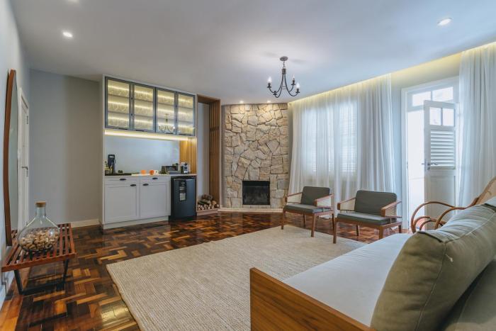 Apto bem equipado c WiFi,lareira e boa localizacao