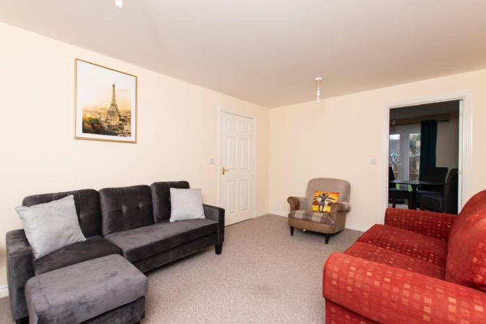 8 Guests - 4 Bedrooms - Parking - Garden