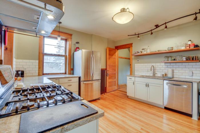 1 Mi to Como Park WFH-Friendly Saint Paul Duplex!