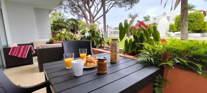 Full appt Atlanta peaceful garden with pool