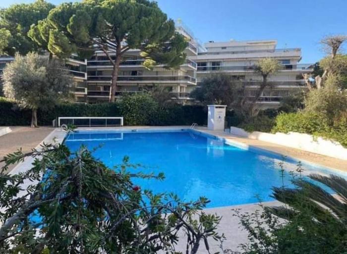Juan les pins Tanit Le Gébal Studio Climatisé vue sur mer Piscine