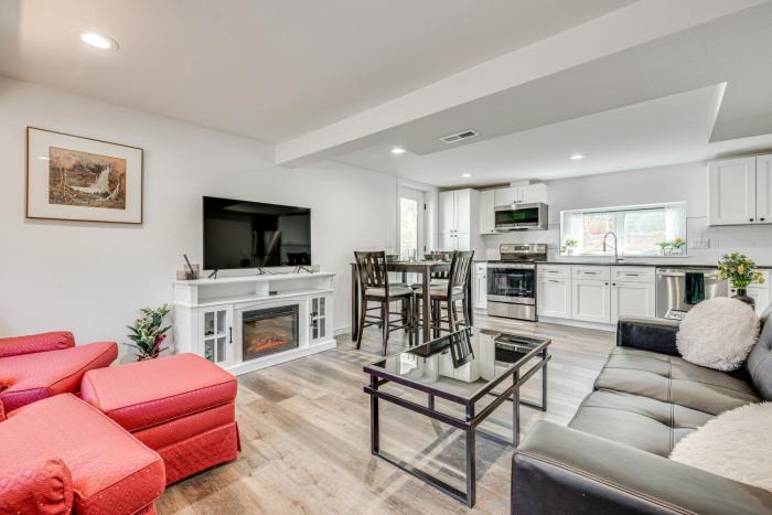 14 Mi to Pearl Street Mall Erie Getaway