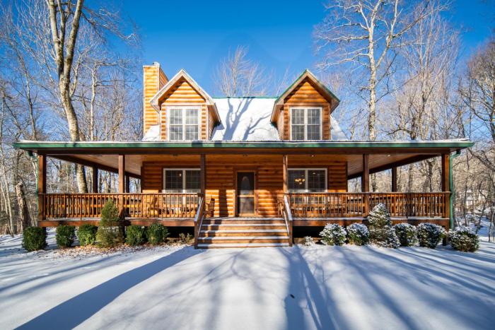 Log Cabin, Ample Parking, AC, Deck, Fireplace