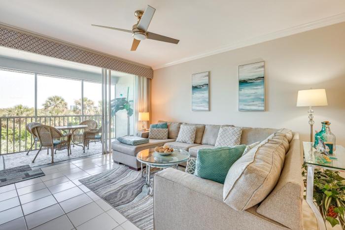 Sleek Naples Condo with Balcony Snowbirds Welcome!