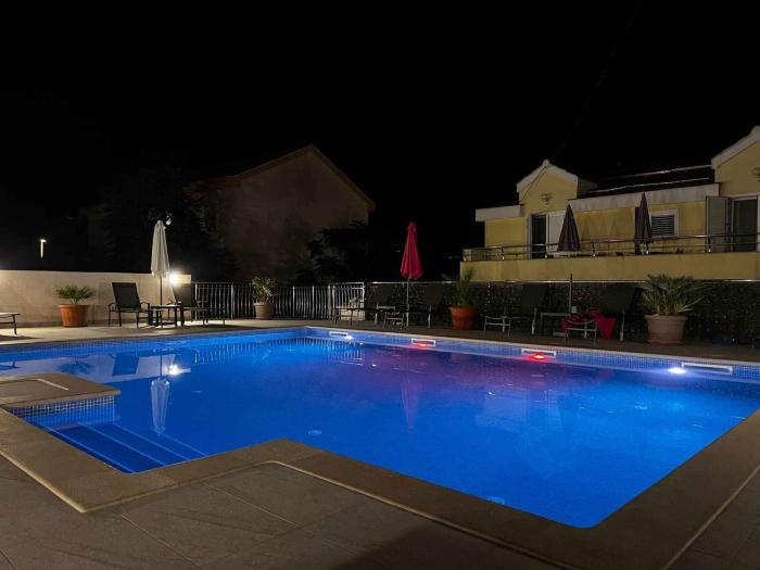 Apartments in Okrug Gornji 33036