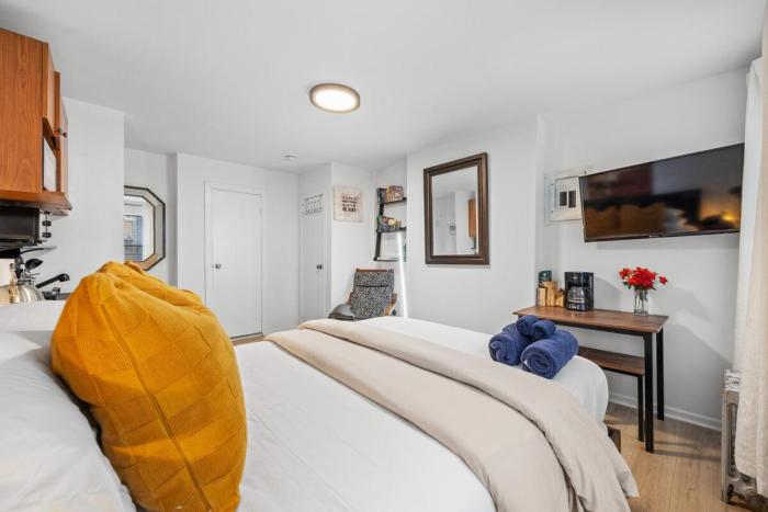 Times Square Studio near Restaurants & Shopping