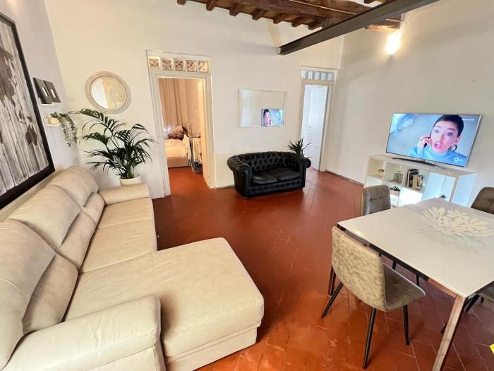 Centro Storico steps from Duomo and Signoria 2 Bdrs 5 P