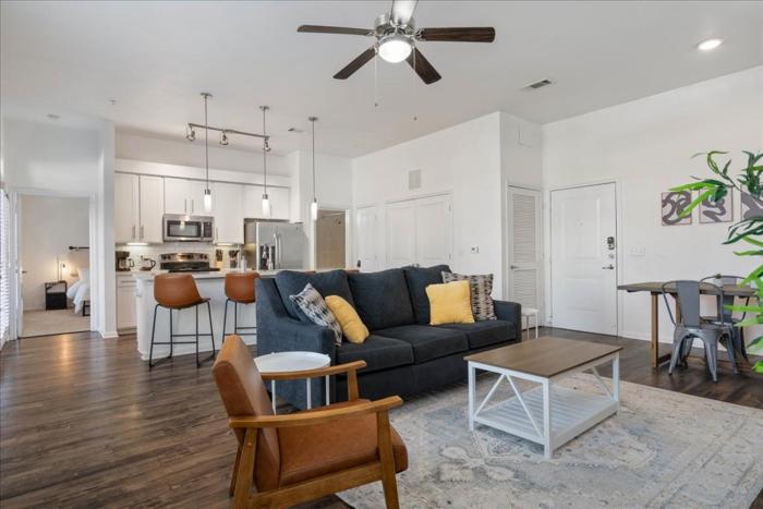 Texas Themed 2BR 2B Apt w Pool Parking and WIFI