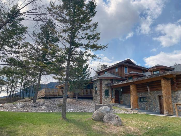 Ryders Lodge, Log Home in Edgewater, BC
