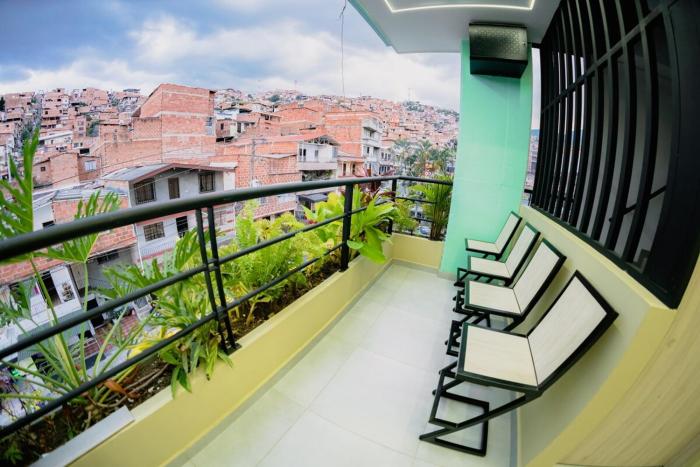 Live the Comuna 13 experience in Medellín INT 304
