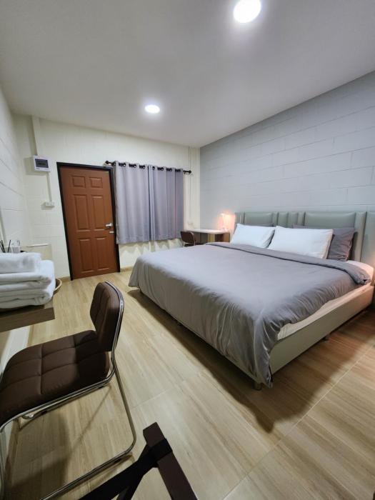 78sHometel Pattaya 102 SuperKing size Bed