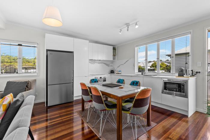 Spacious 3BR - Walk to Racecourse Rd and Portside!