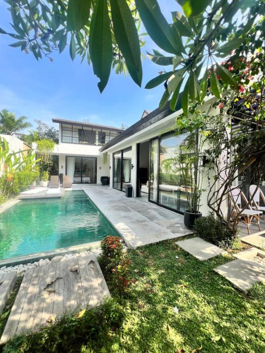 Tropical Pool Vasana Villa, Modern Villa in Umalas - Enclosed Living & Office