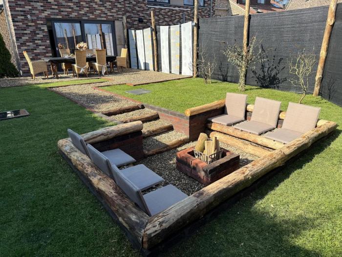 House with garden, fireplace and hot tub