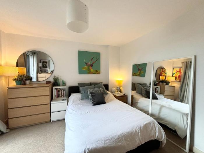 Mid-Century Modern Flat with Panoramic City Views