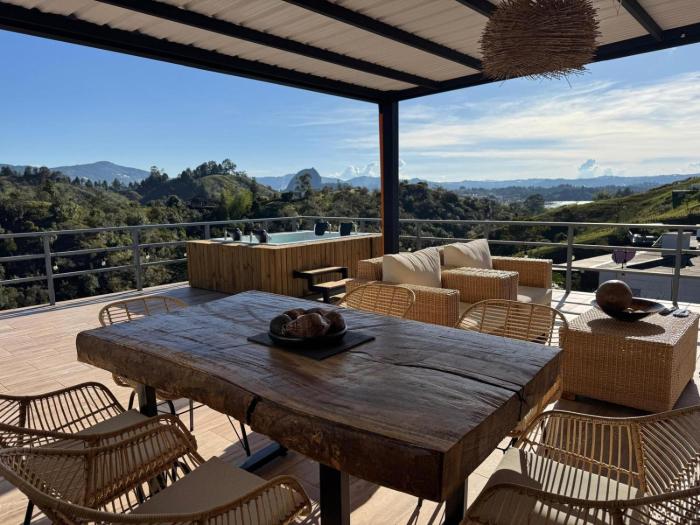 Mountain Home Close to Guatape Pueblo With Jacuzzi