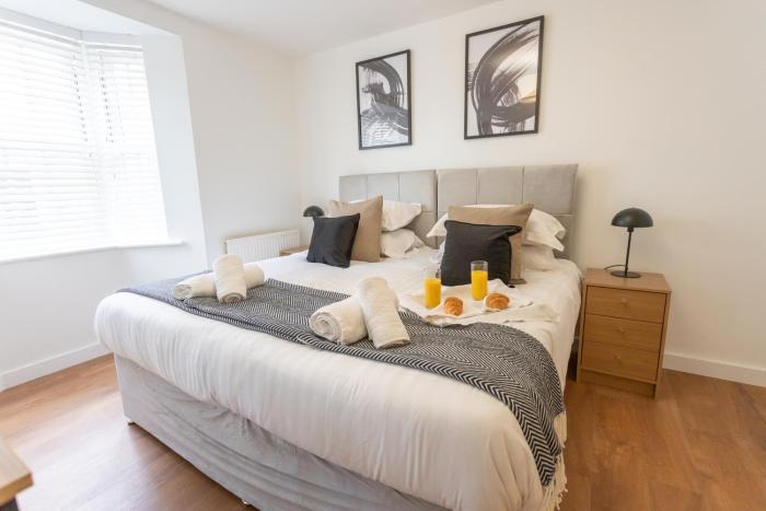 Spacious 2 Bedroom Apartment in Bedford, Near Milton Keynes & Local Business Parks