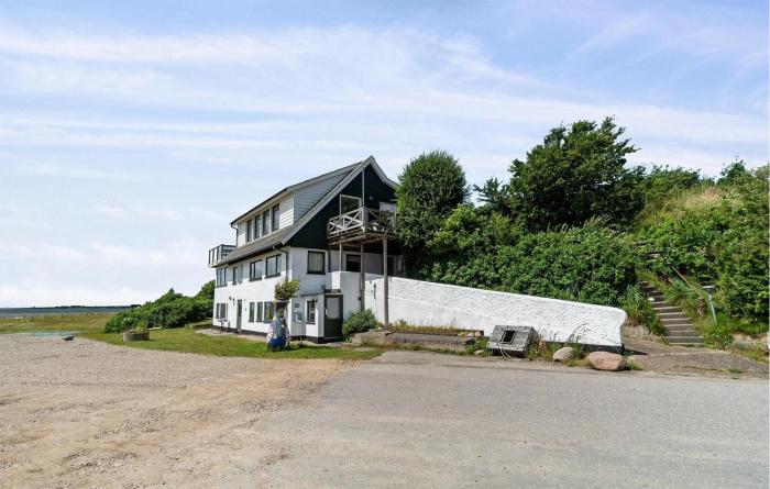 2 Bedroom Stunning Home In Øster Assels