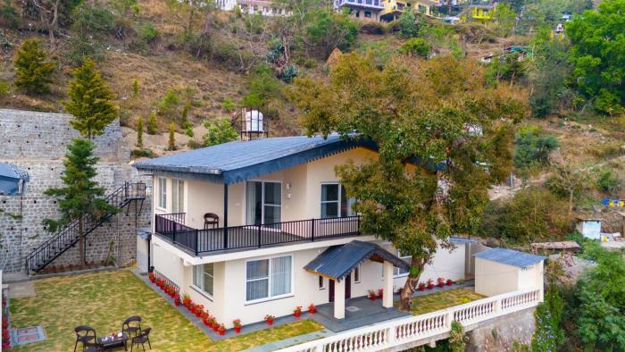 ELIVAAS Twin Chalets 4 BHK Escape with Valley-facing Lawn near Nainital