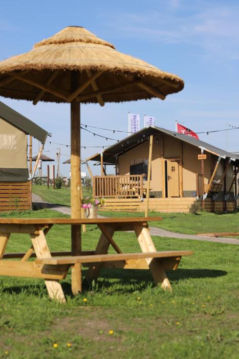 Safaritent Wood XL met tuinzicht