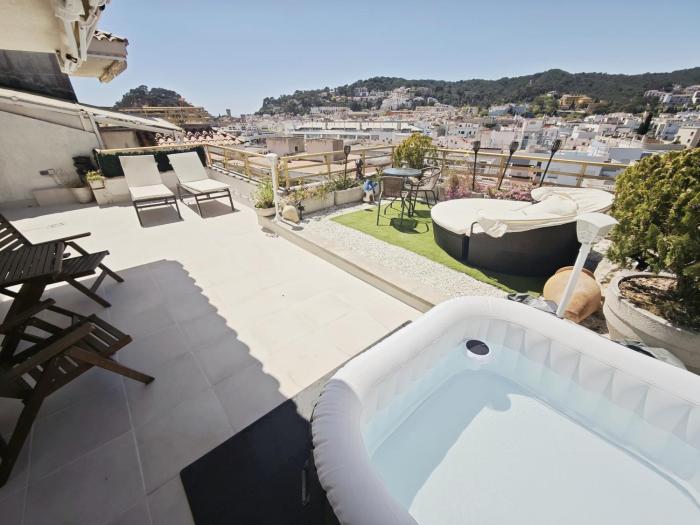 Apartment Luna Tossa De Mar with Jacuzzi, 5mins walking to the beach, sea and castle view big terrace