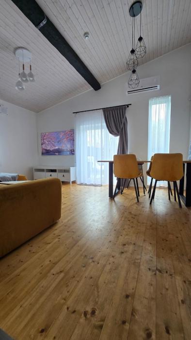 Eraldi maja, hoov, rand lähedal