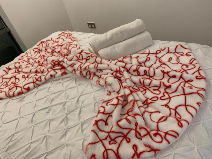 Cozy Entire Apartment with Free onsite Parking, 2-Min Walk to Barking Station