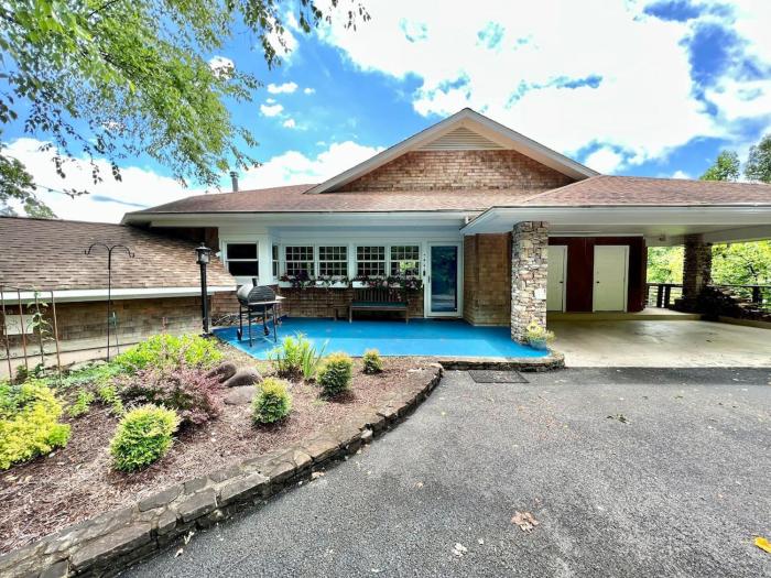 Panoramic Vista Gatlinburg Hot Tub Community Pool Access