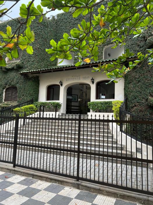 Cobertura com jacuzzi na enseada