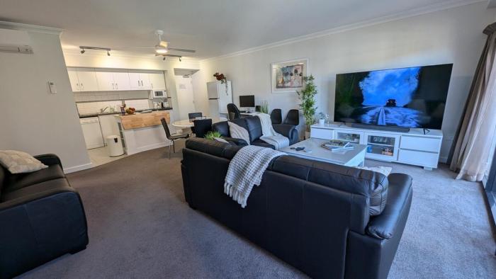 City Apartment 2xfree parking - Pool - Gym Wi-Fi