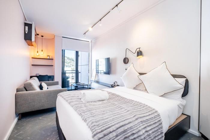 Flamingo 807 - Top Floor Sea Point Apartment with Daily Housekeeping