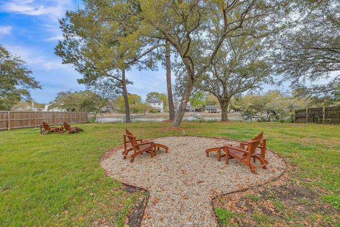 3 Mi to Beach, Waterfront Charleston Home with Patio