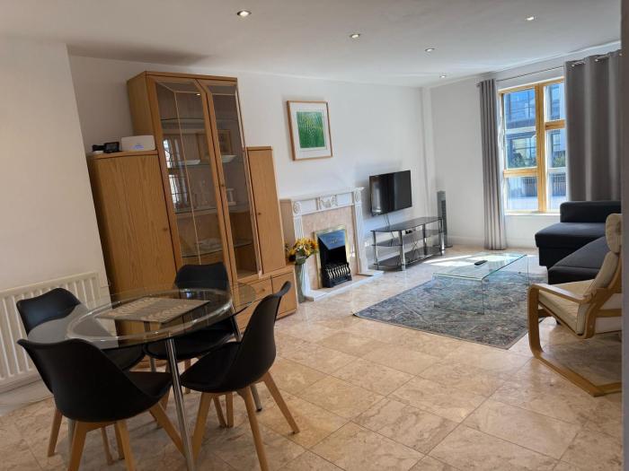 Luxury Two Bedroom Apartment in Bayswater