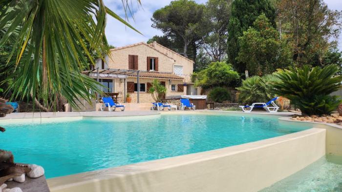 Villa de standing avec piscine à débordement, jacuzzi et jardin à 5 min du centre de Nîmes