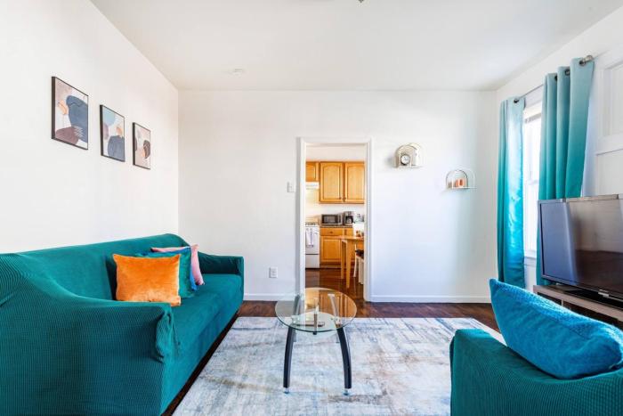 Family Urban: 2BR FREE Pkng Airport NYC Ease