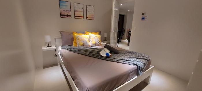 Deluxe 1BR suite - kitchen & balcony, pool