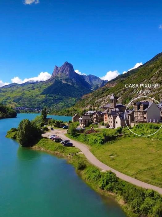 CASA PIXURRI en Lanuza compuesta de 5 apartamentos turísticos en casona pirenaica, a 10 minutos de las ESTACIONES de ESQUÍ de FORMIGAL-PANTICOSA