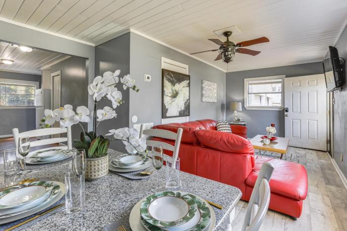 12 Mi to Lake Access Port Arthur Apt with Yard