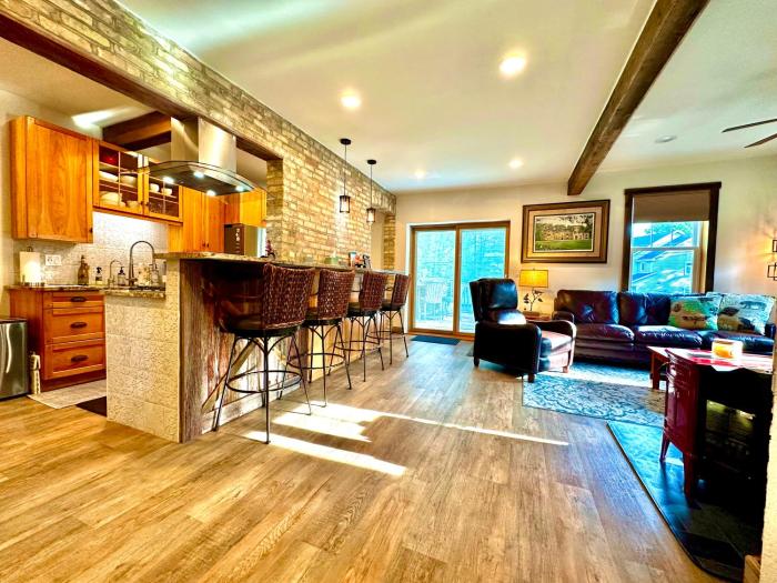 Be Still & Know, Fireplace, Firetable, Walk to Port