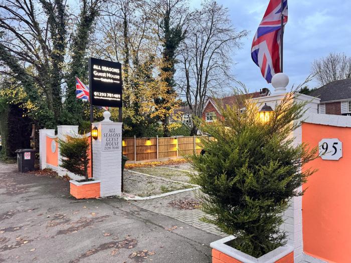 All Seasons Gatwick Guest House & Parking