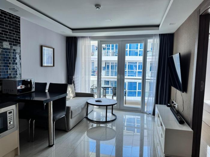 Grand Avenue 1BR pool view smart tv wifi 6th floor