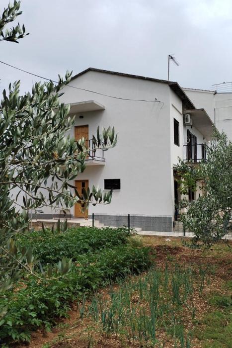 Apartments with parking space Trogir - 23129