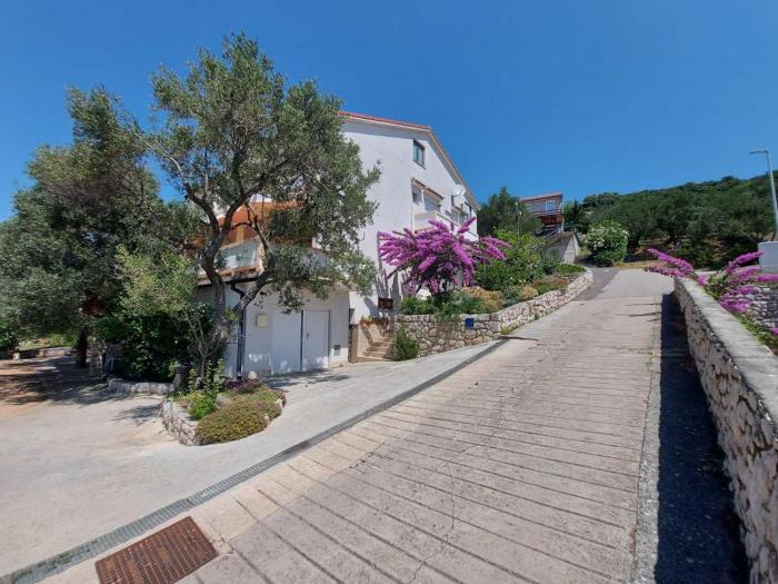 Apartments with parking space Palit, Rab - 24108