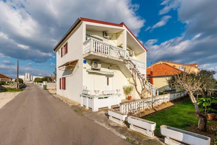 Apartments with parking space Vrsi - Mulo, Zadar - 24353