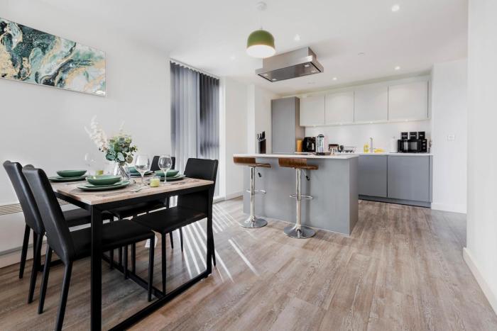 Stylish Skyline Apartment - 2 Bed, 2 Bath, Gym, Concierge in City Centre