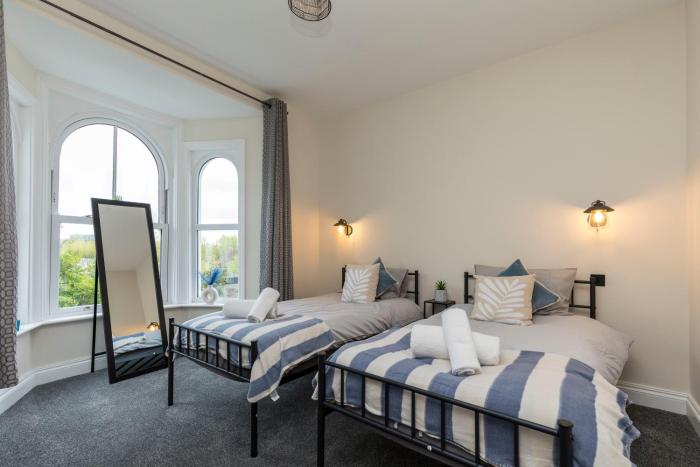 Victoria Cottage Seaside - Spacious 4-BR in Bognor Regis,close to Beachfront & 2 minutes from Butlins Holiday Camp,contractor friendly, families, business travellers