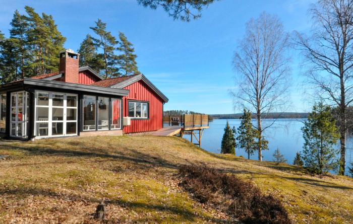 Beautiful Home In Årjäng With Lake View