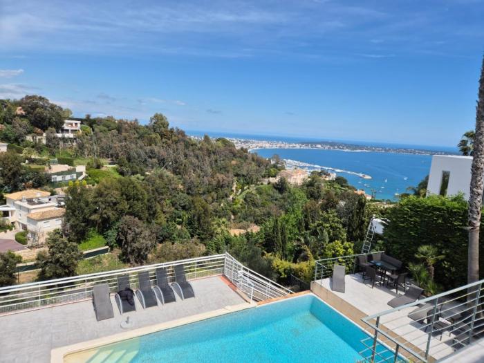 Cannes Super Cannes Golfe-Juan - Vue mer exceptionnelle méditerranée Cap dAntibes- Villa Alamp - 4 à 6 chambres 6 sdb 7 wc - piscine - Superbe rooftop sans vis-à-vis - grand living - Possibilité Courts séjours -