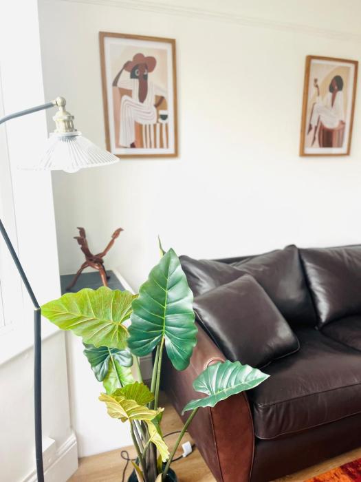 Lovely spacious home near station